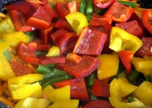 Курица по-тайски в кисло-сладком соусе. Курица в кисло-сладком соусе «по-шанхайски» с овощами и ананасами