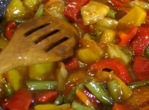 Курица по-тайски в кисло-сладком соусе. Курица в кисло-сладком соусе «по-шанхайски» с овощами и ананасами