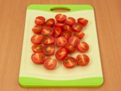 Салат с куриной печенью и помидорами