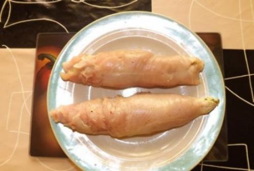 Куриные рулетики с сыром и чесноком. Куриные рулетики по-домашнему с сыром, чесноком и зеленью