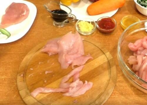 Курица по-тайски в кисло-сладком соусе. Курица в кисло-сладком соусе «по-шанхайски» с овощами и ананасами