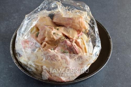 Курица с картошкой в пакете. Курица с картошкой в духовке в пакете для запекания