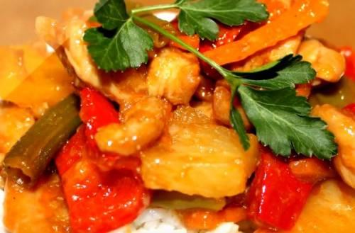 Курица по-тайски в кисло-сладком соусе. Курица в кисло-сладком соусе «по-шанхайски» с овощами и ананасами