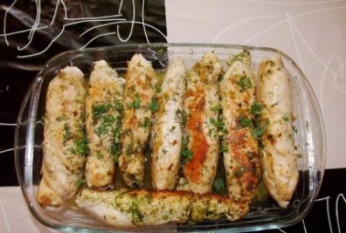 Куриные рулетики с сыром и чесноком. Куриные рулетики по-домашнему с сыром, чесноком и зеленью