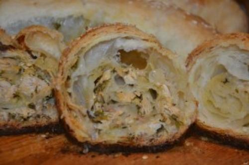 Слоеный куриный рулет. Рулет из слоеного теста с курицей