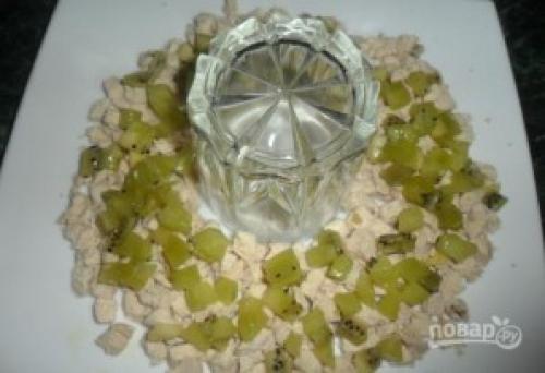 Салат с киви и курицей и сыром Малахитовый браслет. Салат "Малахитовый браслет" с киви