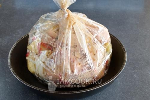 Курица с картошкой в пакете. Курица с картошкой в духовке в пакете для запекания