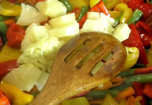 Курица по-тайски в кисло-сладком соусе. Курица в кисло-сладком соусе «по-шанхайски» с овощами и ананасами