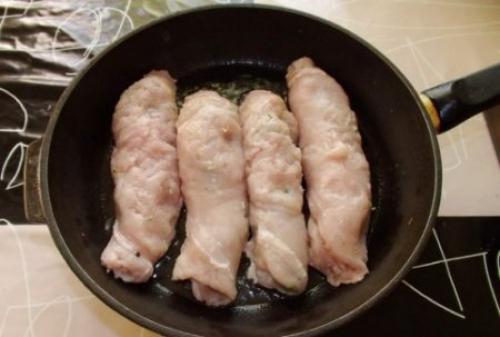 Куриные рулетики с сыром и чесноком. Куриные рулетики по-домашнему с сыром, чесноком и зеленью