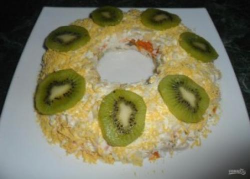 Салат с киви и курицей и сыром Малахитовый браслет. Салат "Малахитовый браслет" с киви