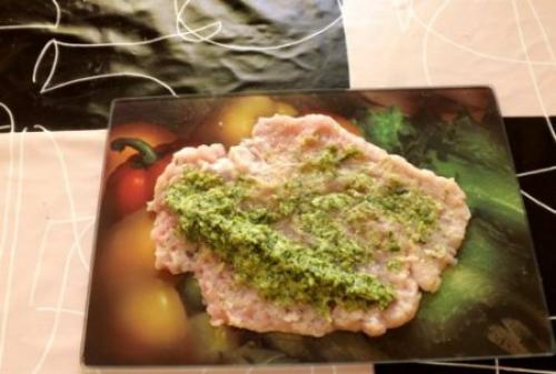 Куриные рулетики с сыром и чесноком. Куриные рулетики по-домашнему с сыром, чесноком и зеленью