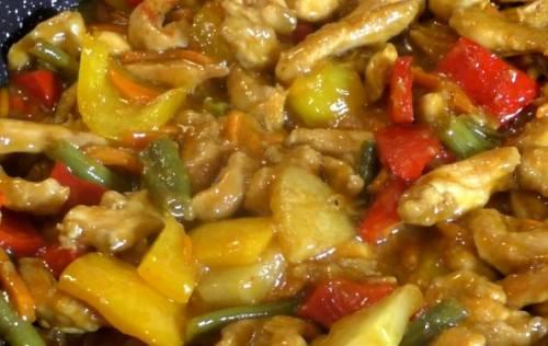 Курица по-тайски в кисло-сладком соусе. Курица в кисло-сладком соусе «по-шанхайски» с овощами и ананасами