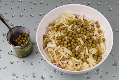 Как приготовить салат с кальмарами и зеленым горошком — рецепт вкусного салата из кальмаров с пошаговыми фото