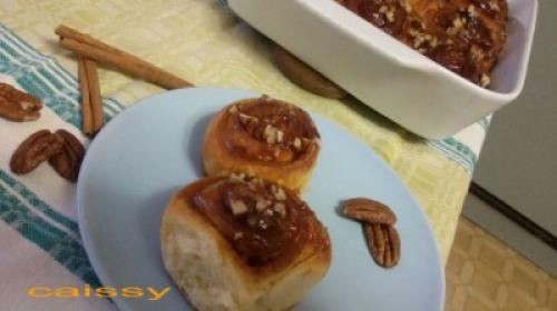 Липкие булочки с корицей грецкими орехами и карамельным соусом. Булочки с корицей, карамельным соусом и орехами пекан