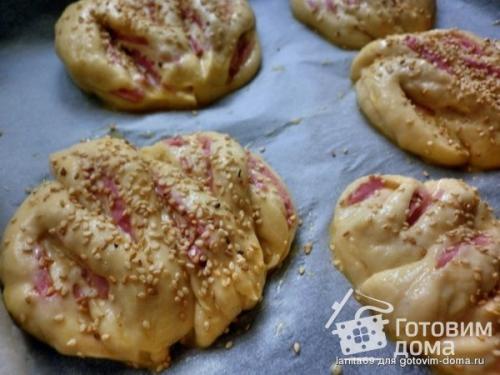 Горячие булочки ищут толстую колбаску. Булочки с колбасой