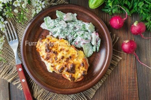 Куриная грудка под сырной шапкой. Куриное филе с помидорами под сырной шапочкой