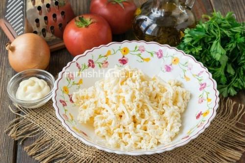 Куриная грудка под сырной шапкой. Куриное филе с помидорами под сырной шапочкой