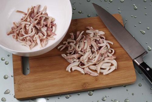 Как приготовить салат с кальмарами и зеленым горошком — рецепт вкусного салата из кальмаров с пошаговыми фото