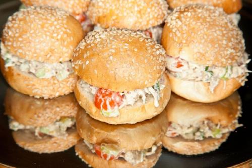 Булочки с начинкой на завтрак. Фаршированные булочки на завтрак