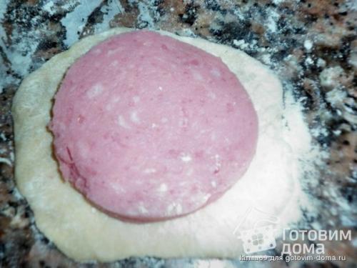 Горячие булочки ищут толстую колбаску. Булочки с колбасой