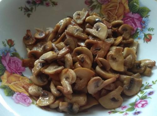 Салат «Зимний вечер» — сытный, вкусный. Хорош и в теплом, и в холодном виде