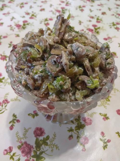 Салат «Зимний вечер» — сытный, вкусный. Хорош и в теплом, и в холодном виде