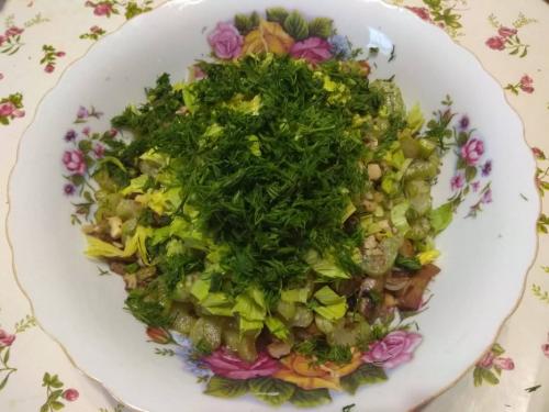 Салат «Зимний вечер» — сытный, вкусный. Хорош и в теплом, и в холодном виде