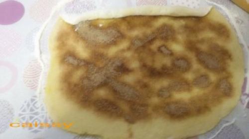 Липкие булочки с корицей грецкими орехами и карамельным соусом. Булочки с корицей, карамельным соусом и орехами пекан