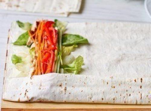 Ролл с курицей в лаваше. Ролл из лаваша с курицей