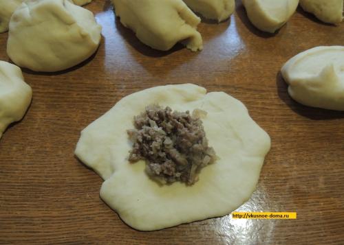 Вкусные, сдобные пирожки с мясом на основе дрожжевого теста
