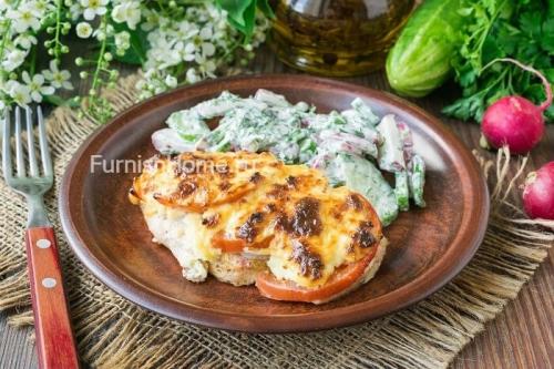 Куриная грудка под сырной шапкой. Куриное филе с помидорами под сырной шапочкой