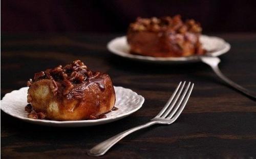 Липкие булочки с корицей и грецкими орехами. 