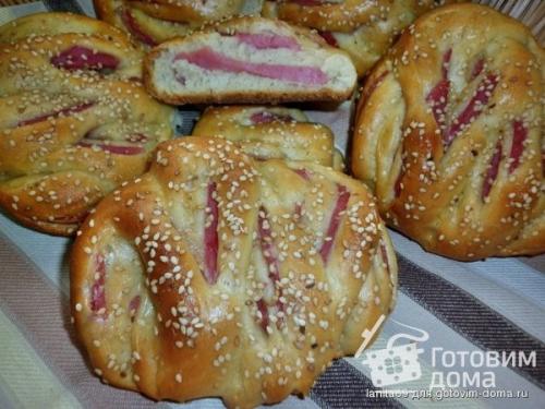 Горячие булочки ищут толстую колбаску. Булочки с колбасой