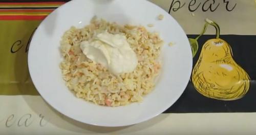 Самые популярные рецепты салатов с кальмаром. Самый вкусный салат с кальмарами и креветками