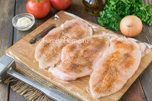 Куриная грудка под сырной шапкой. Куриное филе с помидорами под сырной шапочкой