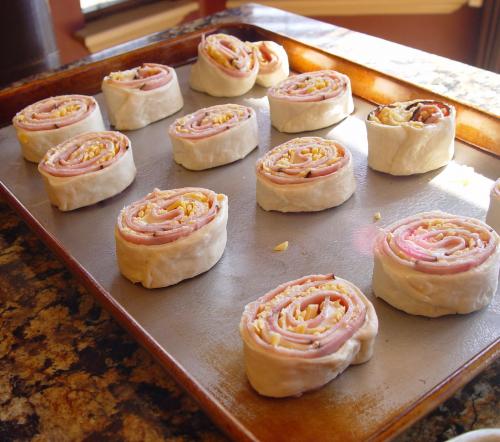 Слойки с яйцом ветчиной и сыром из слоеного. Слойки с ветчиной и сыром