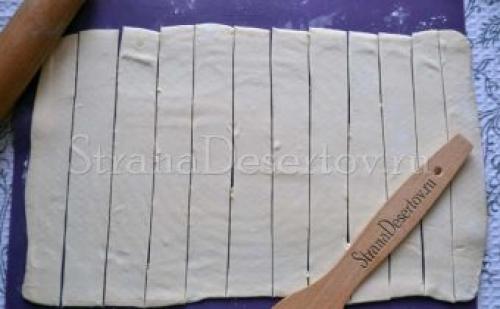 Слойки с яблоками розочки. Булочки розочки с яблоками из слоеного дрожжевого теста