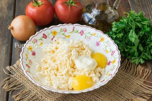 Куриная грудка под сырной шапкой. Куриное филе с помидорами под сырной шапочкой