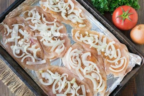 Куриная грудка под сырной шапкой. Куриное филе с помидорами под сырной шапочкой