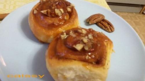 Липкие булочки с корицей грецкими орехами и карамельным соусом. Булочки с корицей, карамельным соусом и орехами пекан