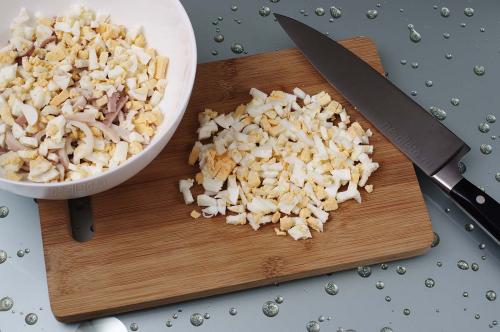 Как приготовить салат с кальмарами и зеленым горошком — рецепт вкусного салата из кальмаров с пошаговыми фото