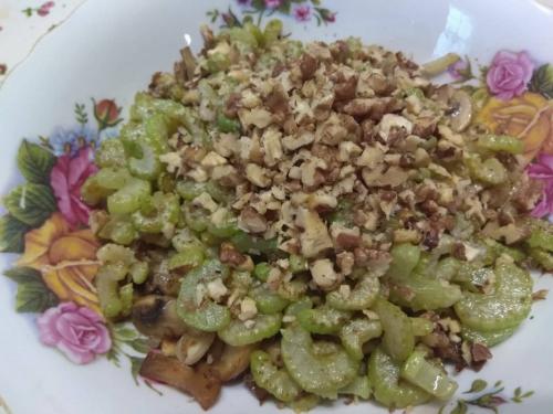 Салат «Зимний вечер» — сытный, вкусный. Хорош и в теплом, и в холодном виде