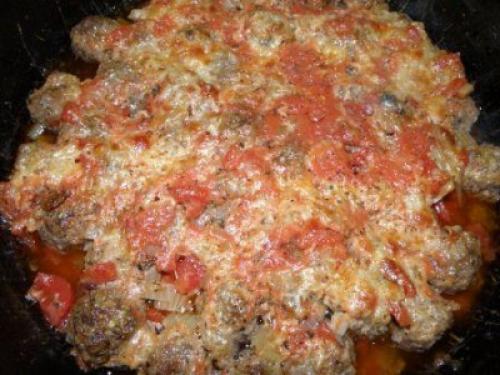 Тефтели в томатном соусе под сыром от Джейми Оливера