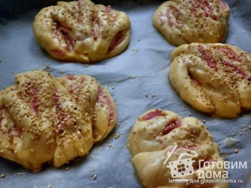 Горячие булочки ищут толстую колбаску. Булочки с колбасой