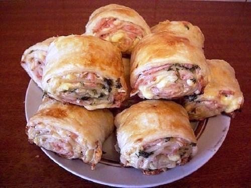 Слойки с яйцом ветчиной и сыром из слоеного. Слойки с ветчиной и сыром