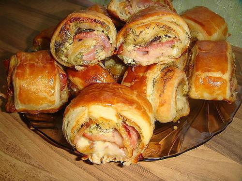 Слойки с яйцом ветчиной и сыром из слоеного. Слойки с ветчиной и сыром