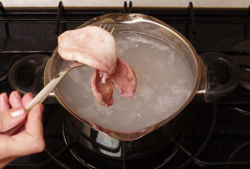 Как приготовить салат с кальмарами и зеленым горошком — рецепт вкусного салата из кальмаров с пошаговыми фото