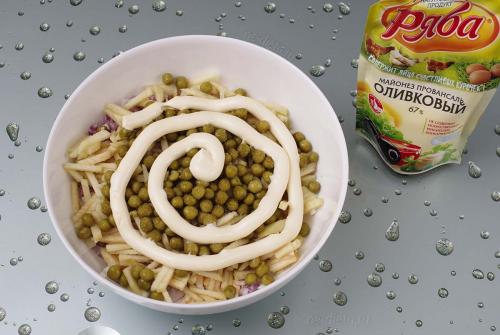 Как приготовить салат с кальмарами и зеленым горошком — рецепт вкусного салата из кальмаров с пошаговыми фото