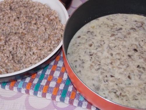 Перловка с грибами в сливочном соусе. Перловка с грибным соусом