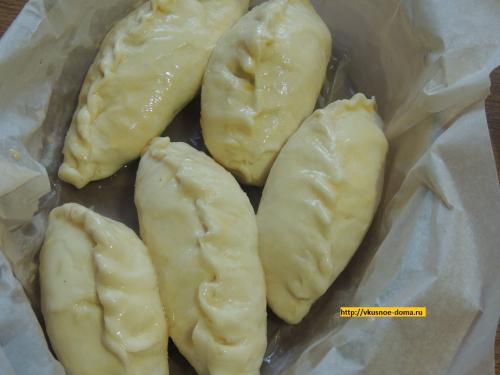 Вкусные, сдобные пирожки с мясом на основе дрожжевого теста
